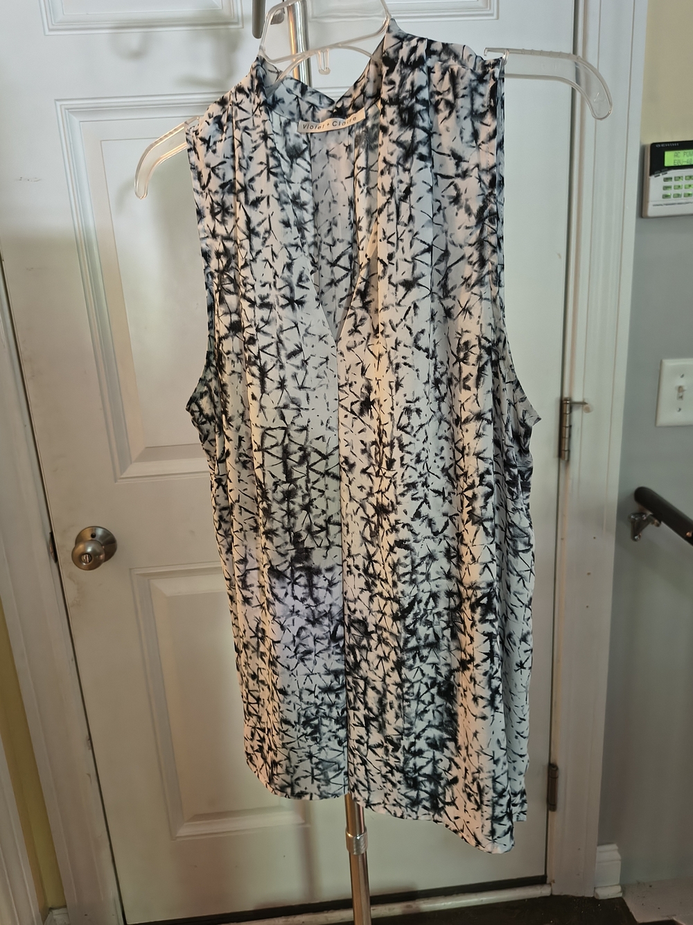 Violet & Claire Sleeveless V-Neck Printed Blouse - Black & White